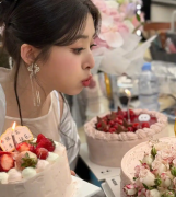 <b>36岁张含韵晒华诞美照穿实丝长裙美得仙气飘飘童</b>